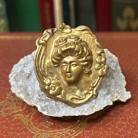 Vintage Gibson Girl Dimensional Repousse Gold Tone Art Nouveau Inspired Brooch - Picture 1 of 4